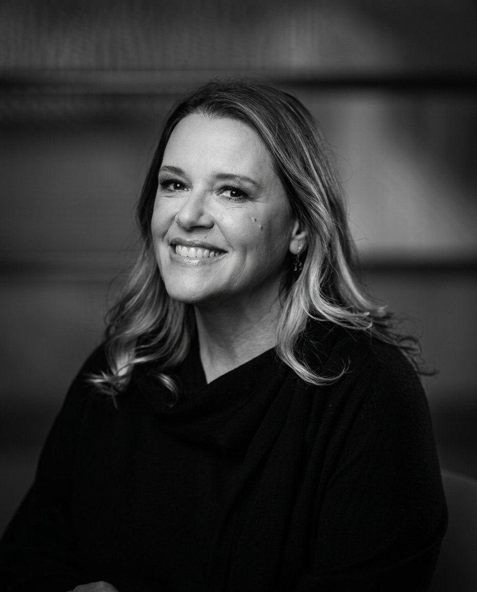 Retrato editorial de Vivian Broge, Vice-Presidente de Relações Humanas e Marketing · TOTVS.